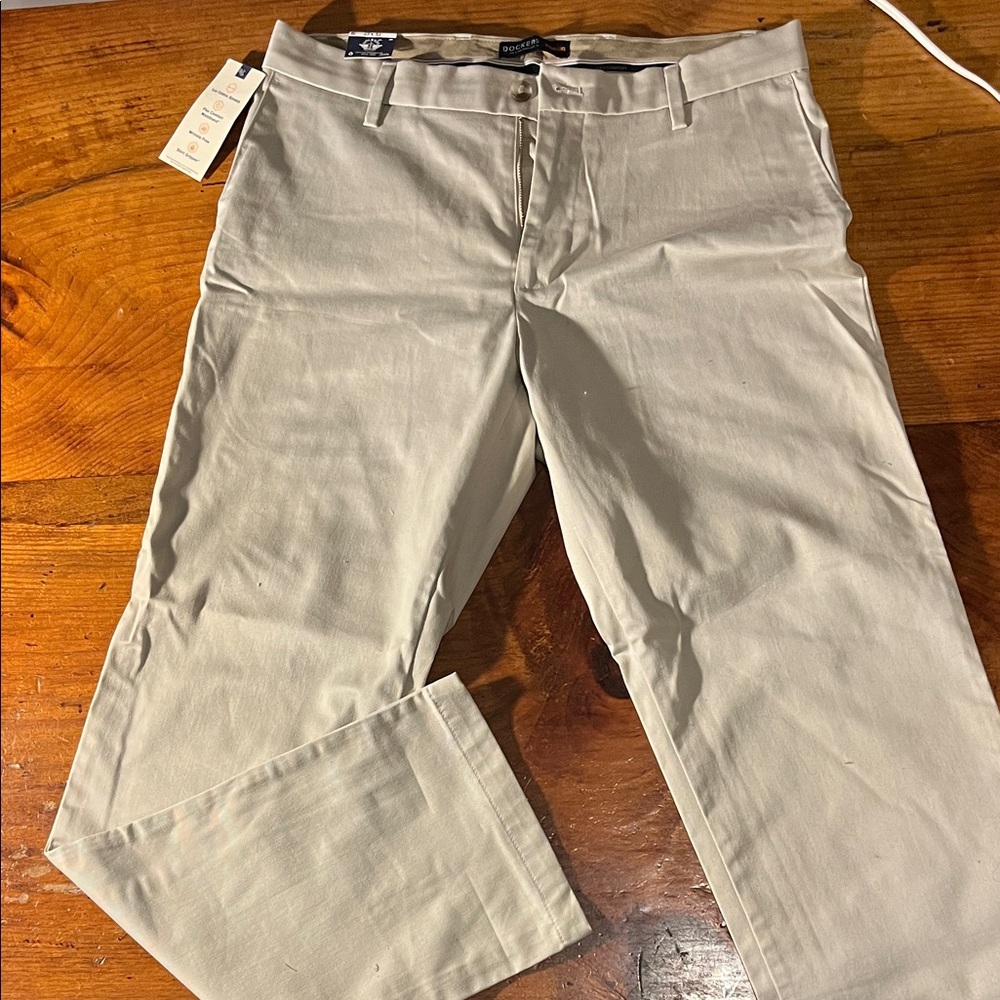 Dockers Men's Light Khaki Pants